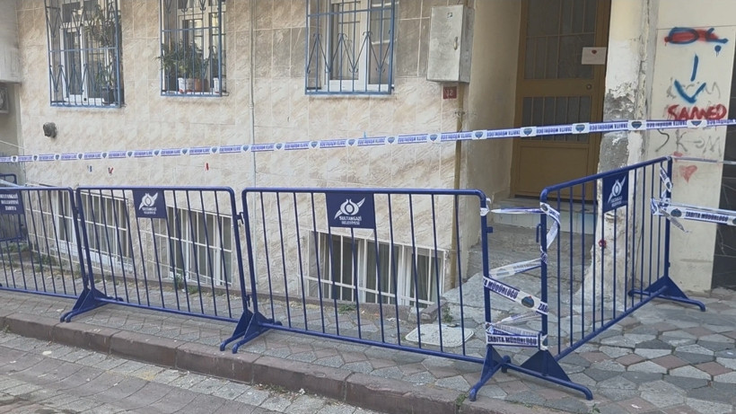 Sultangazi'de kolonlarında çatlaklar oluşan bina tahliye edildi - Resim : 2