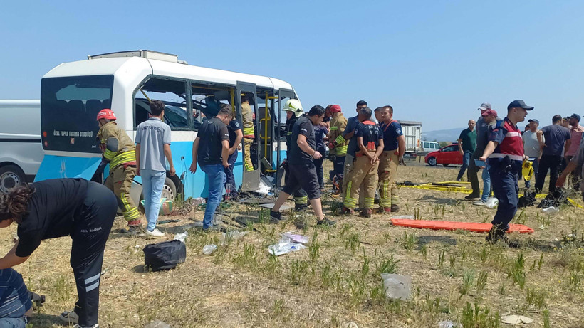 İki minibüs çarpıştı: Ölü ve yaralılar var - Resim : 1
