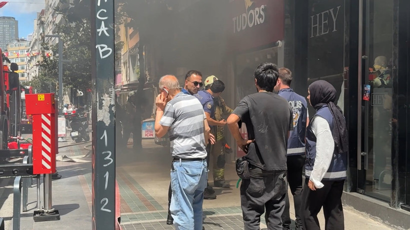 Nişantaşı'nda 7 katlı binada elektrik panosu patladı, yangın çıktı - Resim : 1