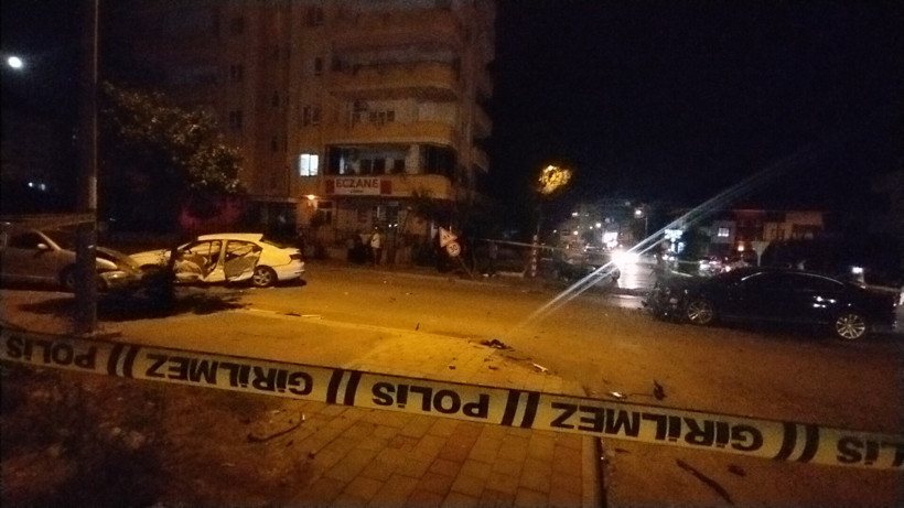 Kavşakta feci kaza: 3'ü ağır 7 kişi yaralandı - Resim : 1
