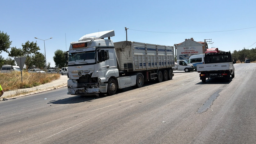 Otomobil TIR'ın önünde 76 metre sürüklendi, 1 ölü, 1 ağır yaralı - Resim : 1