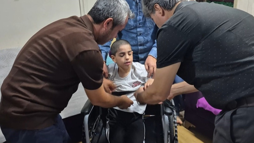 1 ton mavi kapak topladı, depremzede çocuğa umut oldu - Resim : 2