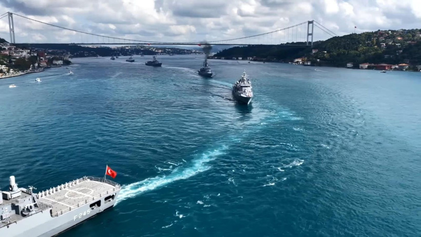 İstanbul Boğazı’nda nefes kesen 30 Ağustos geçişi: 15 gemi peş peşe geçti - Resim: 5