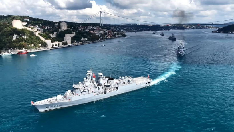 İstanbul Boğazı’nda nefes kesen 30 Ağustos geçişi: 15 gemi peş peşe geçti - Resim: 6