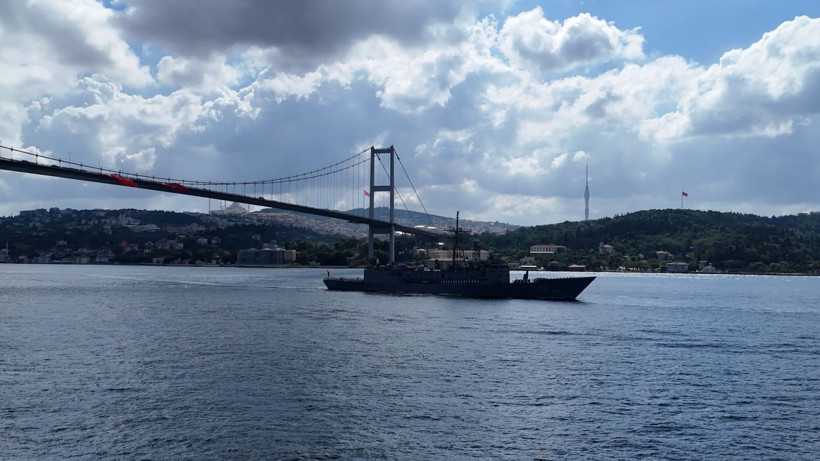 İstanbul Boğazı’nda nefes kesen 30 Ağustos geçişi: 15 gemi peş peşe geçti - Resim: 14