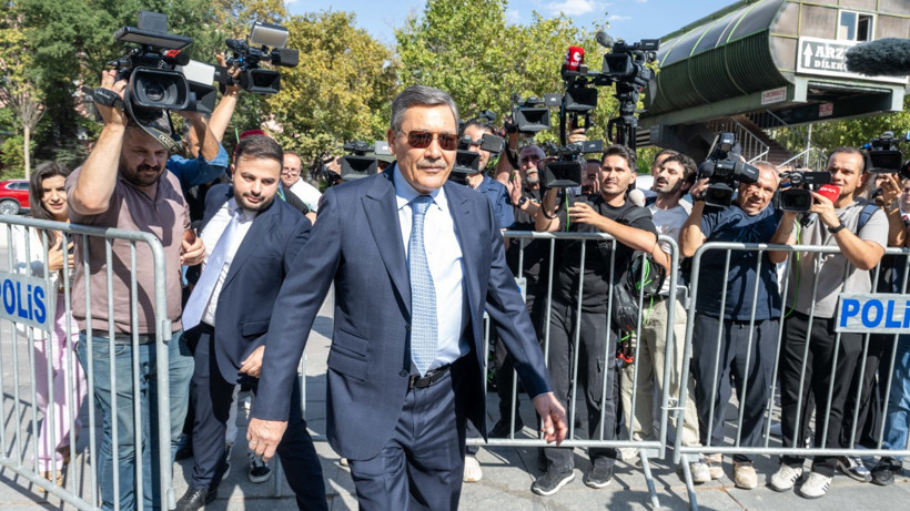 Melih Gökçek'in oğlu sakızı savundu: Rahatsızlığı nedeniyle sakız çiğneyerek gelmiş - Resim : 2