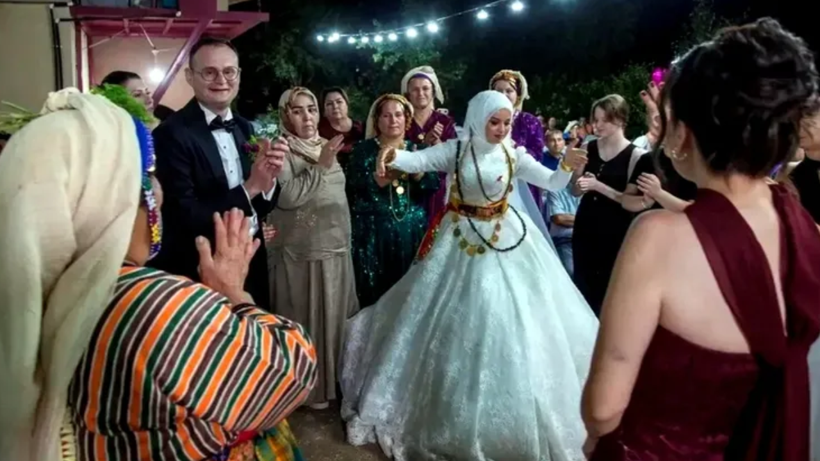 Uğruna güreşçilerin getirildiği gelin düğünden sonra sürpriz yaptı: Damat hala şokta - Resim : 4