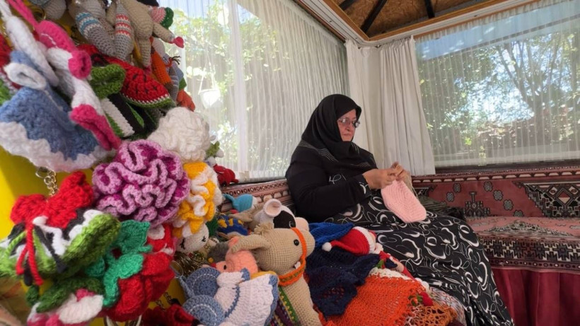 Ağaçlara kazak ören kadın. Bütün mahalle onu konuşuyor - Resim: 10