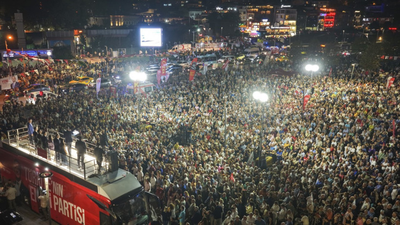 Özgür Özel Üsküdar'da konuştu: Transfer ve tutuklamalarla oylama yaptırıp kazandık diye övündüler - Resim : 12