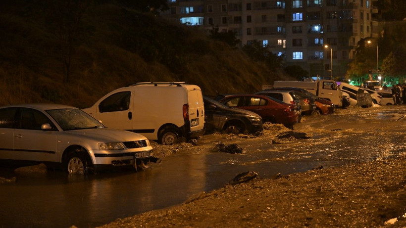 Ankara’da yol çöktü: Çok sayıda araç hasarlı - Resim: 2
