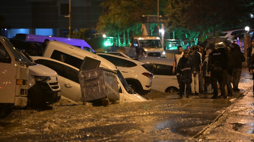 Ankara’da yol çöktü: Çok sayıda araç hasarlı - Resim: 3