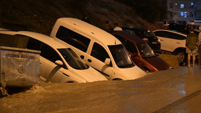 Ankara’da yol çöktü: Çok sayıda araç hasarlı - Resim: 4