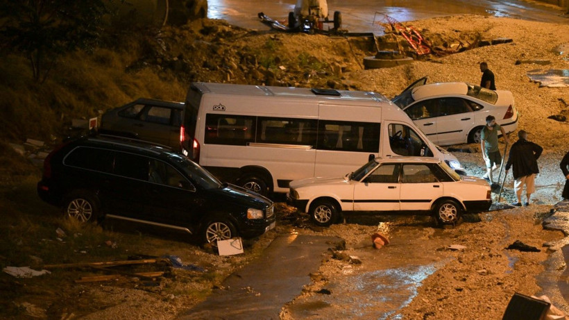Ankara’da yol çöktü: Çok sayıda araç hasarlı - Resim: 6