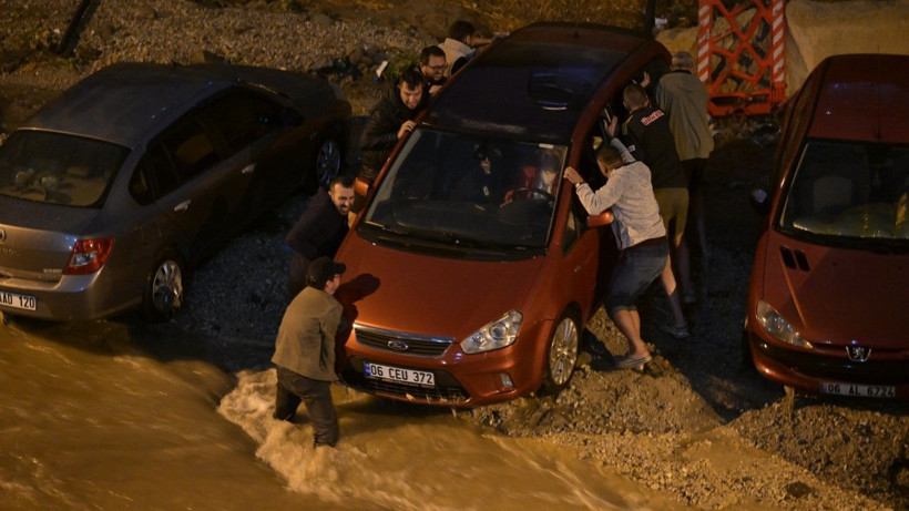 Ankara’da yol çöktü: Çok sayıda araç hasarlı - Resim: 8