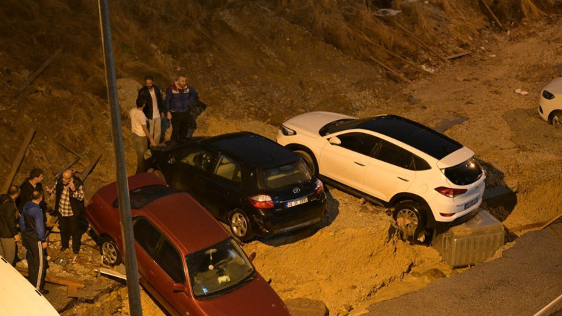 Ankara’da yol çöktü: Çok sayıda araç hasarlı - Resim: 9