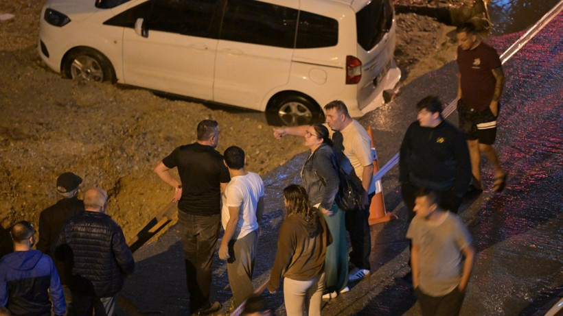 Ankara’da yol çöktü: Çok sayıda araç hasarlı - Resim: 10