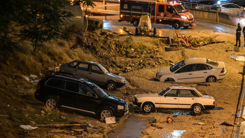Ankara’da yol çöktü: Çok sayıda araç hasarlı - Resim: 11