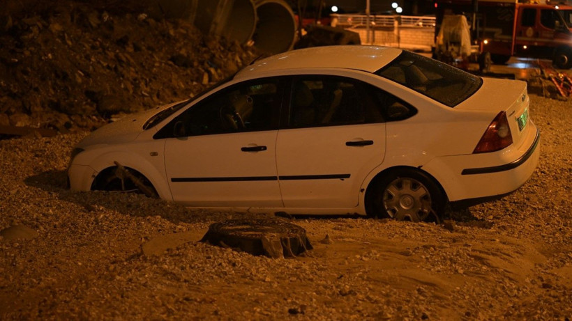 Ankara’da yol çöktü: Çok sayıda araç hasarlı - Resim: 12