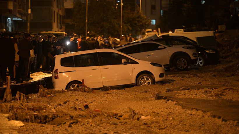 Ankara’da yol çöktü: Çok sayıda araç hasarlı - Resim: 13