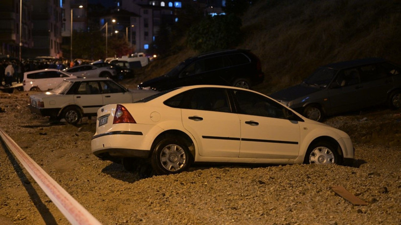 Ankara’da yol çöktü: Çok sayıda araç hasarlı - Resim: 14