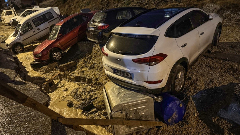 Ankara’da yol çöktü: Çok sayıda araç hasarlı - Resim: 16