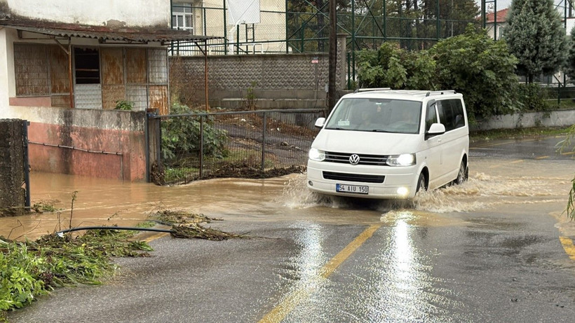 Sakarya’da gökyüzü bir anda karardı! Şiddetli sağanak hayatı felç etti - Resim: 1