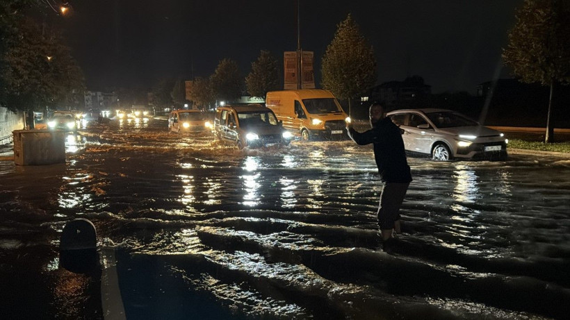 Sakarya’da gökyüzü bir anda karardı! Şiddetli sağanak hayatı felç etti - Resim: 2