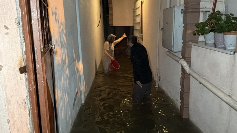 Sakarya’da gökyüzü bir anda karardı! Şiddetli sağanak hayatı felç etti - Resim: 4