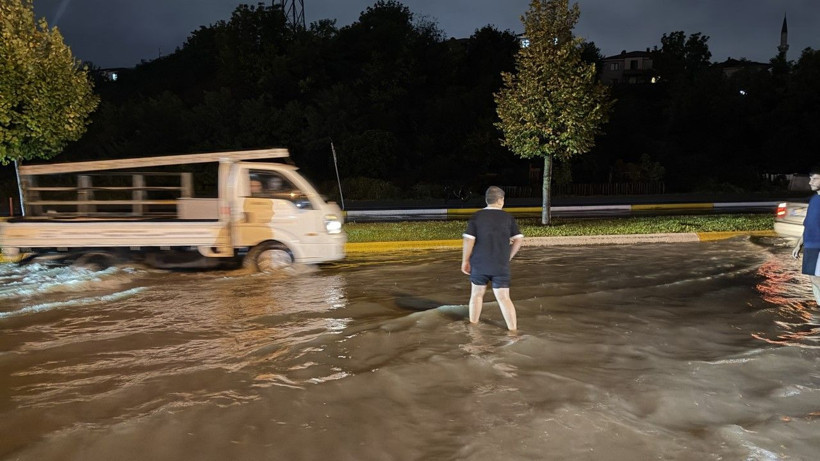 Sakarya’da gökyüzü bir anda karardı! Şiddetli sağanak hayatı felç etti - Resim: 5
