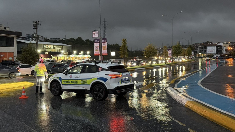Sakarya’da gökyüzü bir anda karardı! Şiddetli sağanak hayatı felç etti - Resim: 10
