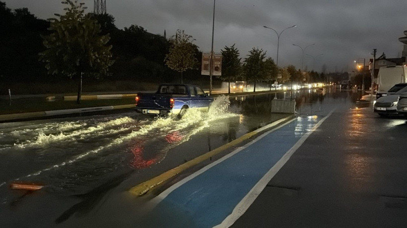 Sakarya’da gökyüzü bir anda karardı! Şiddetli sağanak hayatı felç etti - Resim: 11