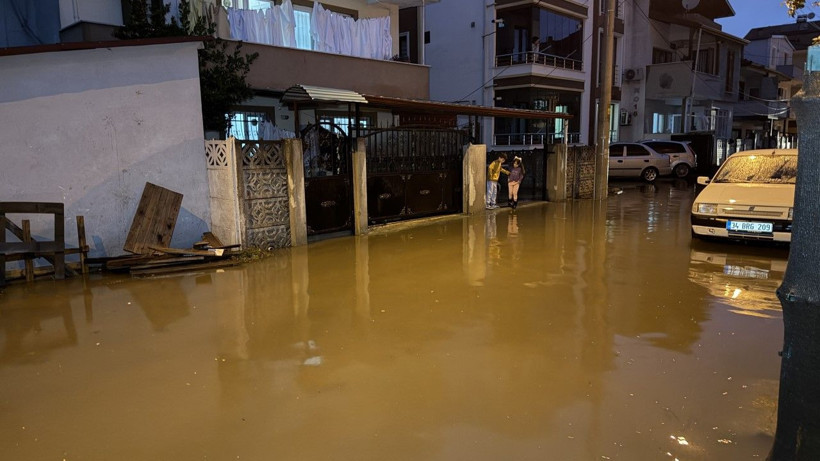 Sakarya’da gökyüzü bir anda karardı! Şiddetli sağanak hayatı felç etti - Resim: 12