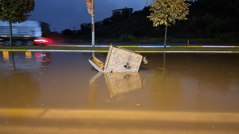 Sakarya’da gökyüzü bir anda karardı! Şiddetli sağanak hayatı felç etti - Resim: 13