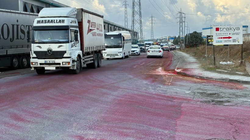 Yol kırmızıya boyandı! Görenler şaşkına döndü - Resim: 1
