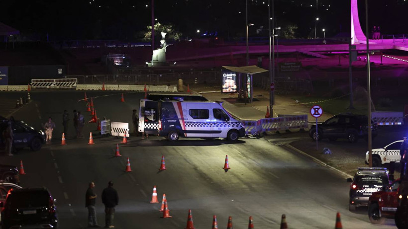 Durakta bomba alarmı. Sırtındaki çantayı bir anda fırlattı - Resim : 1