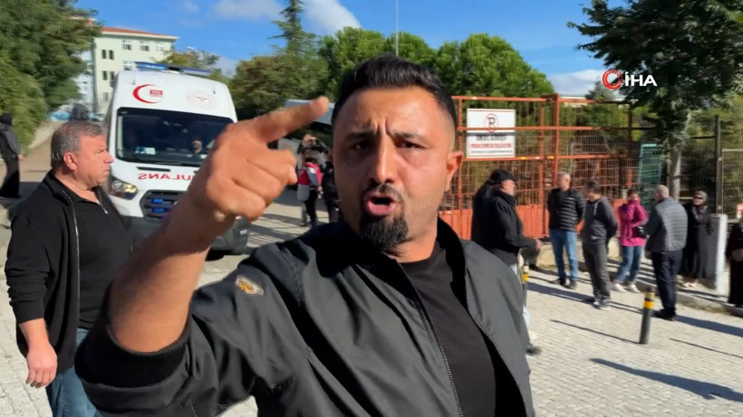 Bıçaklı saldırının olduğu okulda veliler çılgına döndü - Resim : 4