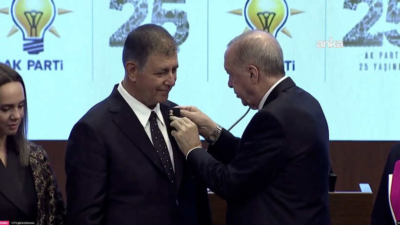 Erdoğan rozetini taktı. Cemil Tugay AKP'ye katıldı - Resim : 1