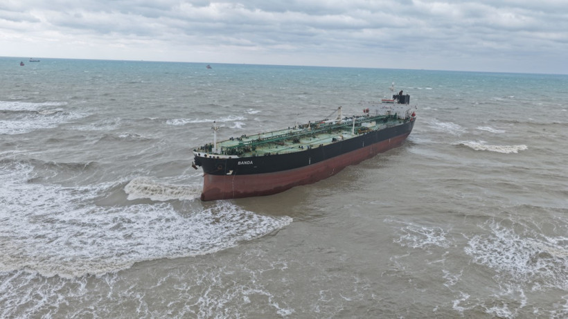 Sarıyer'de sürüklenip Karadeniz'de karaya oturan petrol tankeri havadan görüntülendi - Resim : 3
