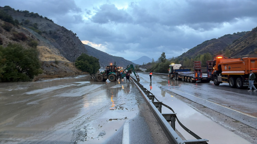 Erzincan-Erzurum karayolunda heyelan. Ulaşıma kapandı - Resim : 2