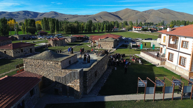 Bayburt'un k&ouml;y&uuml;nde saklı hazine. Avrupa&rsquo;dan &ouml;d&uuml;lleri topladı - Resim : 2