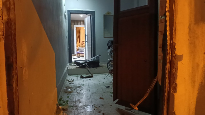 5 kişinin bulunduğu eve el yapımı bomba atıldı. Özel harekat olay yerine gitti - Resim : 3