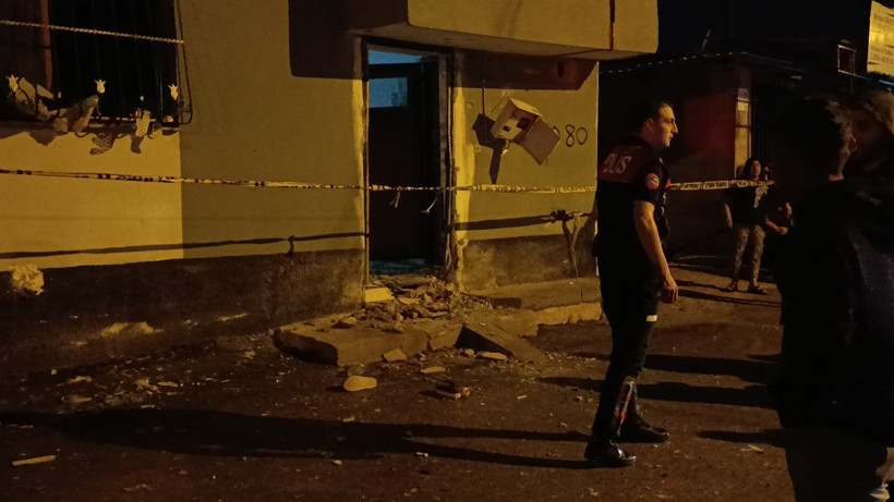 5 kişinin bulunduğu eve el yapımı bomba atıldı. Özel harekat olay yerine gitti - Resim : 1