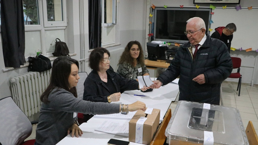 Türkiye'de seçim heyecanı. 18 ilde 78 sandık kuruldu. Komşu heyecan içinde - Resim : 2
