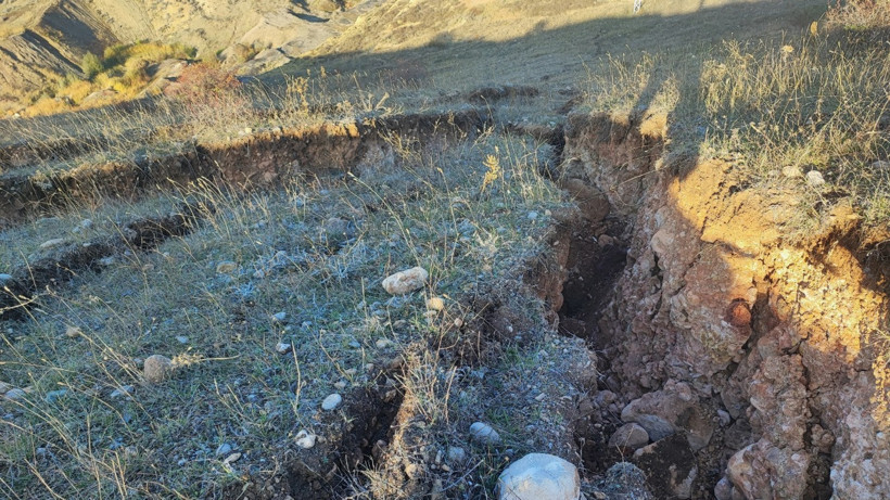 Dev yarıklar ortaya &ccedil;ıktı, elektrik direkleri yana yattı! Yozgat'ta endişelendiren g&ouml;r&uuml;nt&uuml;ler - Resim : 3