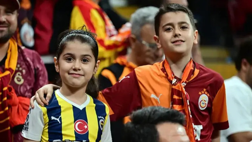 Galatasaray stadında mutlu bir Fenerbahçeli - Resim : 2