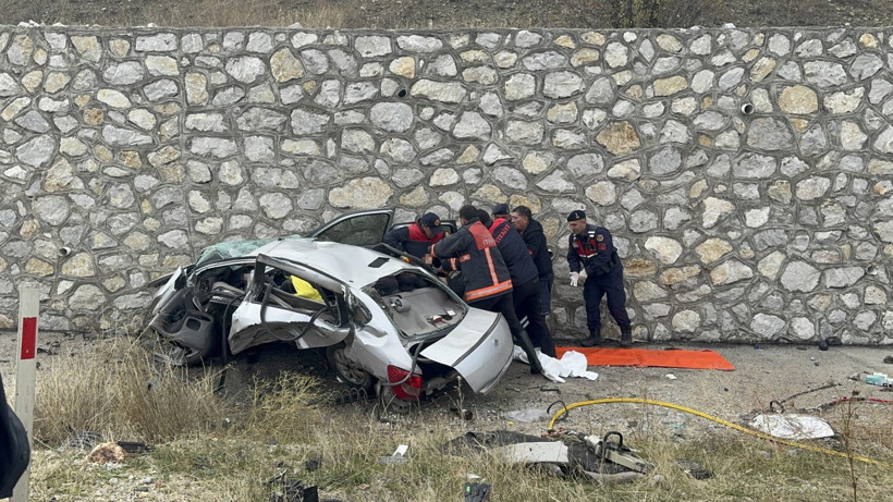 Korkunç kazada araçlar hurdaya döndü. 4 kişi hayatını kaybetti - Resim : 4