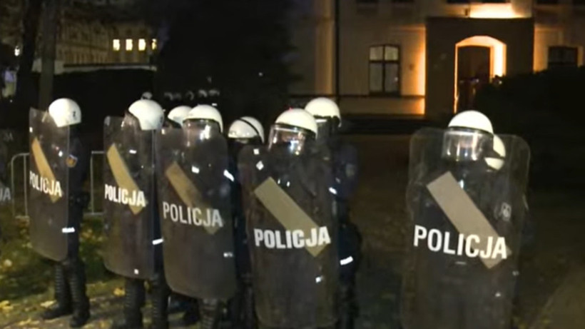 Polonya karıştı. Hükümet AYM başkanını görevden aldı. Polis yüksek mahkemeyi kuşattı - Resim : 2