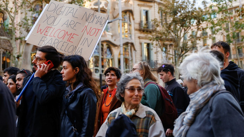 Barselona'da binlerce kişi yüksek ev kiralarına karşı sokağa çıktı - Resim : 1
