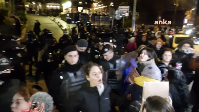 Kadına yönelik şiddete karşı yürüyen kadınlara polis şiddeti - Resim : 5