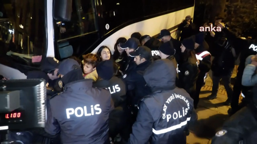 Kadına yönelik şiddete karşı yürüyen kadınlara polis şiddeti - Resim : 3
